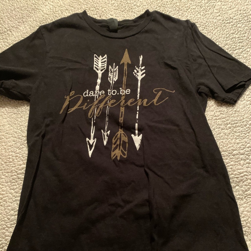 🛍 Dare to be Different shirt 
🛍 Size: Small